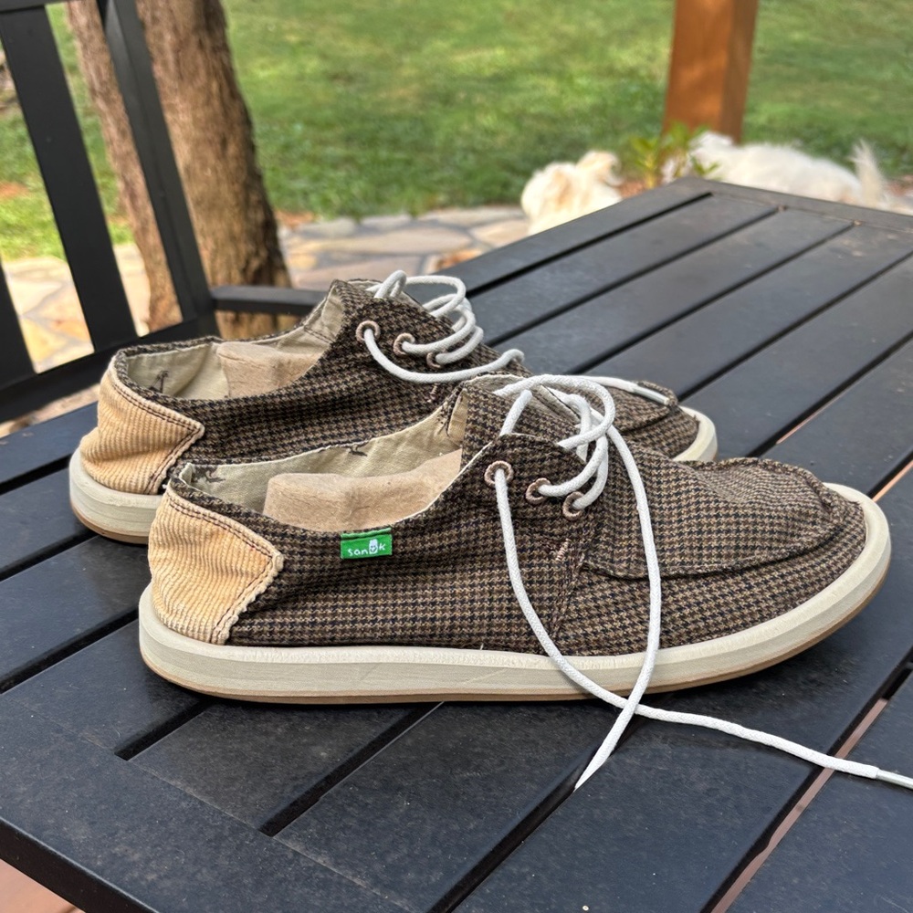 Men’s Sanuk lace up shoes.